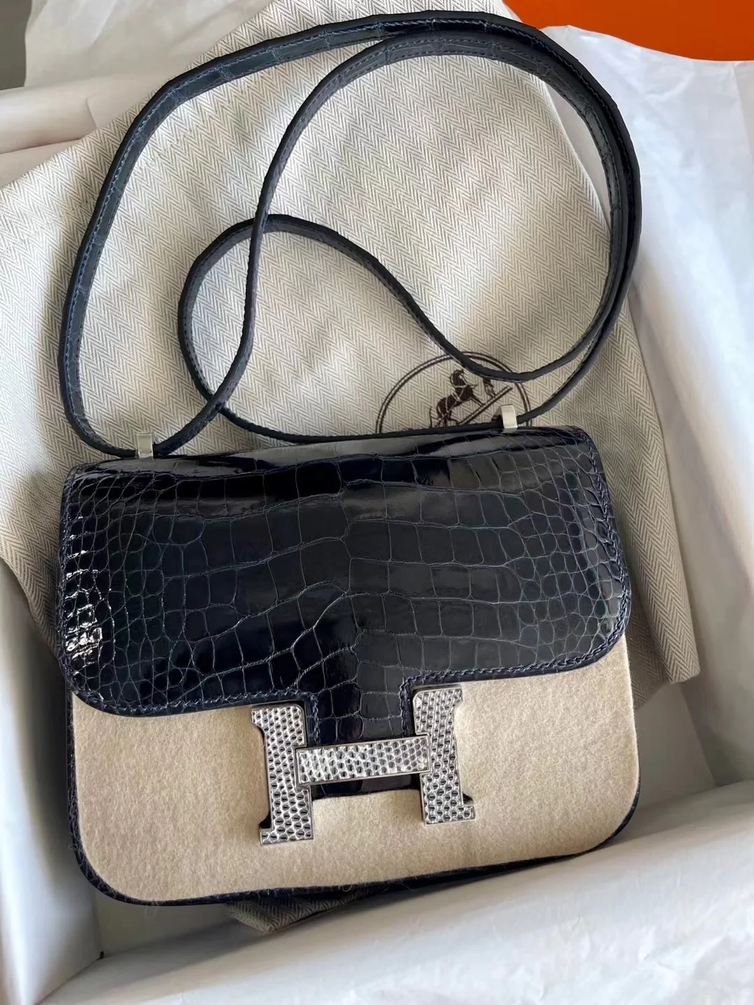 Миниатюрная пряжка Hermes Constance в виде крокодила и ящерицы глубоководного синего цвета