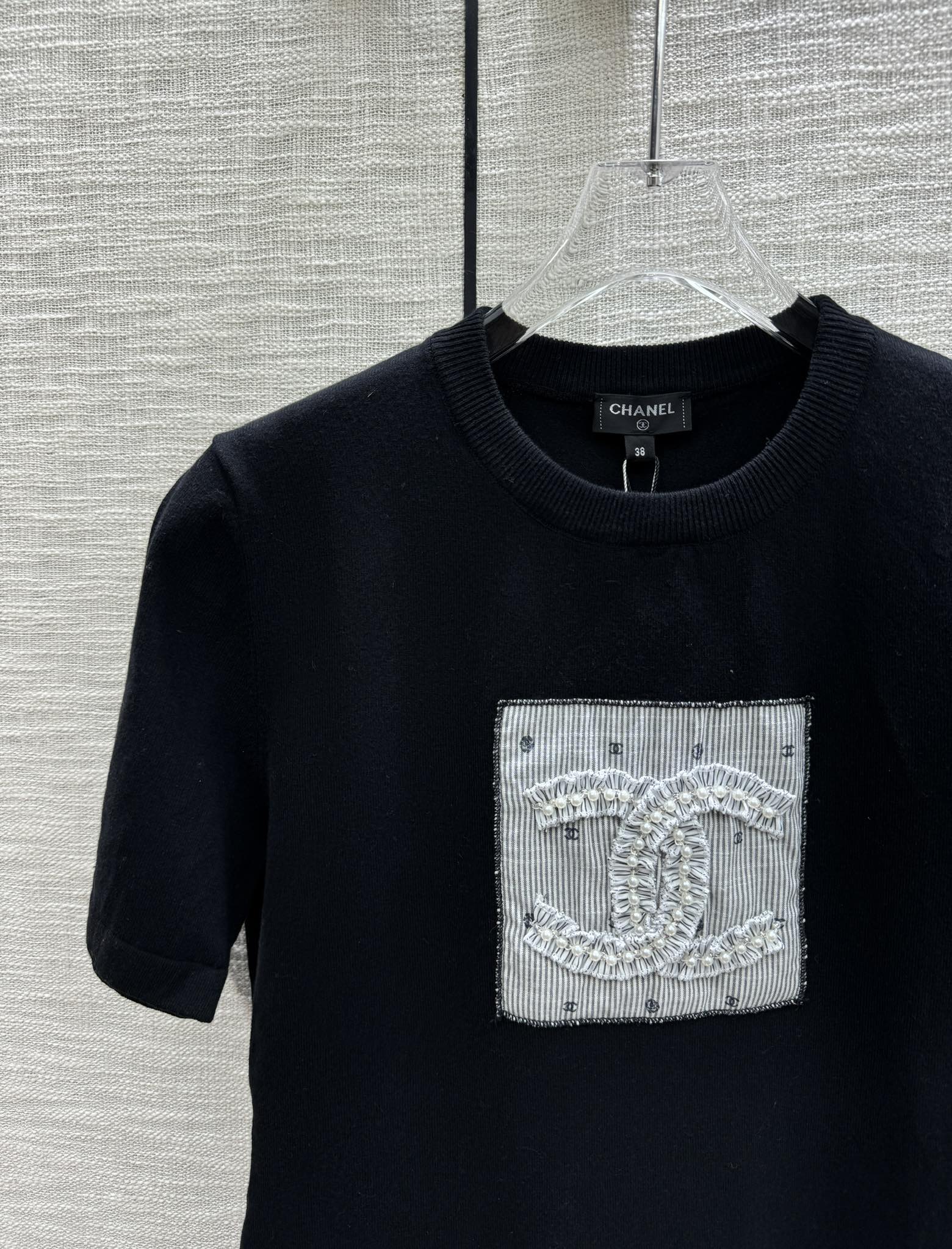 Вязаный топ Chanel 2403 черного цвета с короткими рукавами и логотипом Double C.