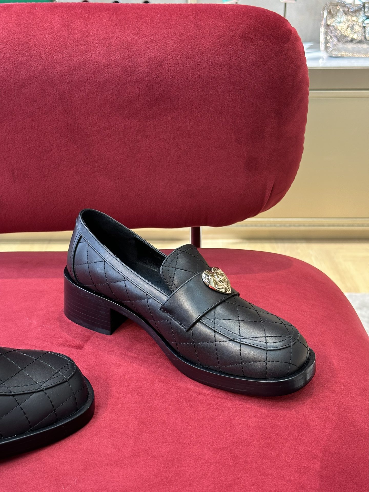 Новинка 2023 года от Chanel - Кожаные лоферы в форме сердца - Черные