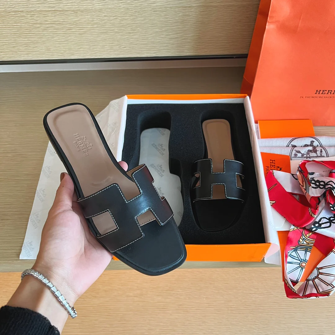 Классические домашние тапочки Hermes с буквой H - однотонная кожа - черно-коричневые