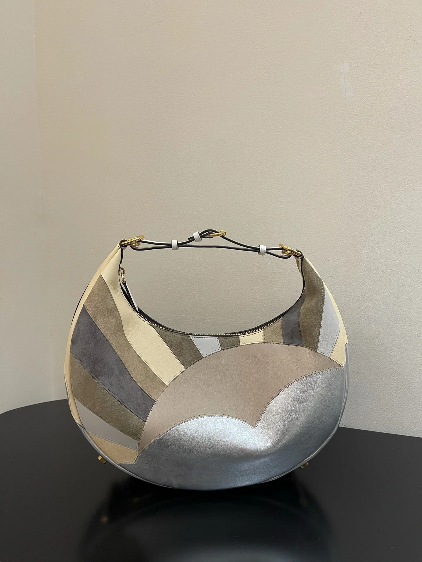 Fendi-fendigraphy - Большая сумка под мышку в форме полумесяца