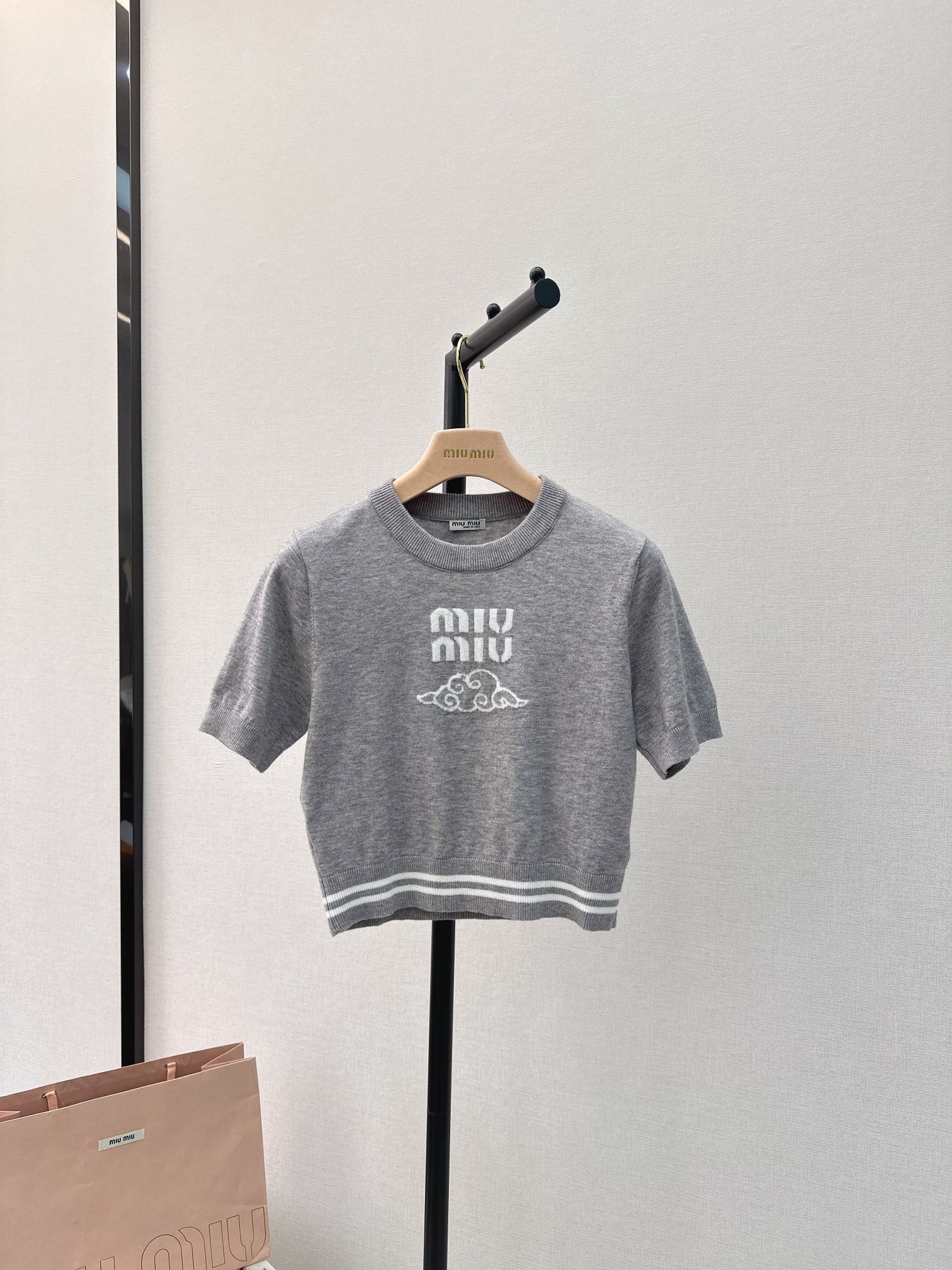 Miu Miu - 2404 - Новинка сезона весна/лето: Классический пуловер с круглым вырезом - Плиссированная юбка - Серый