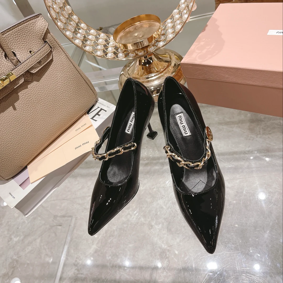 Новинка сезона осень/зима 2022 от Miu Miu - Туфли на каблуке с острым носком и разрезом - Черные