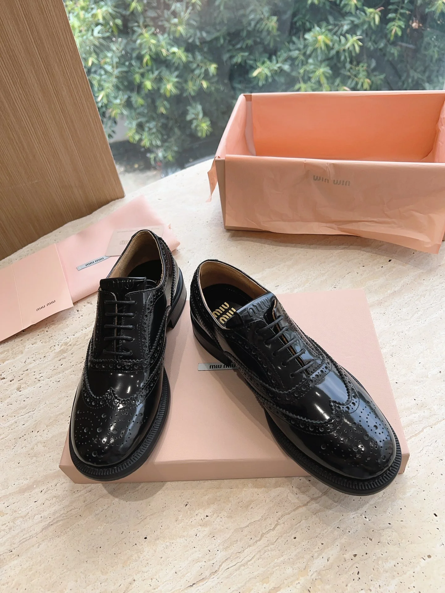 Новинка Miu Miu 2023 года - Лоферы на шнуровке в британском стиле - Черные