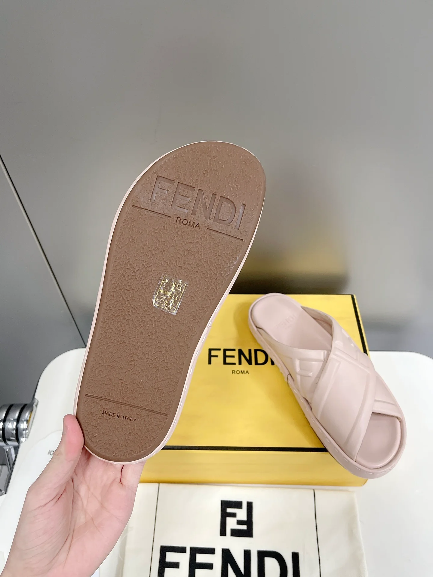 Fendi - Розовые тапочки в форме хлеба