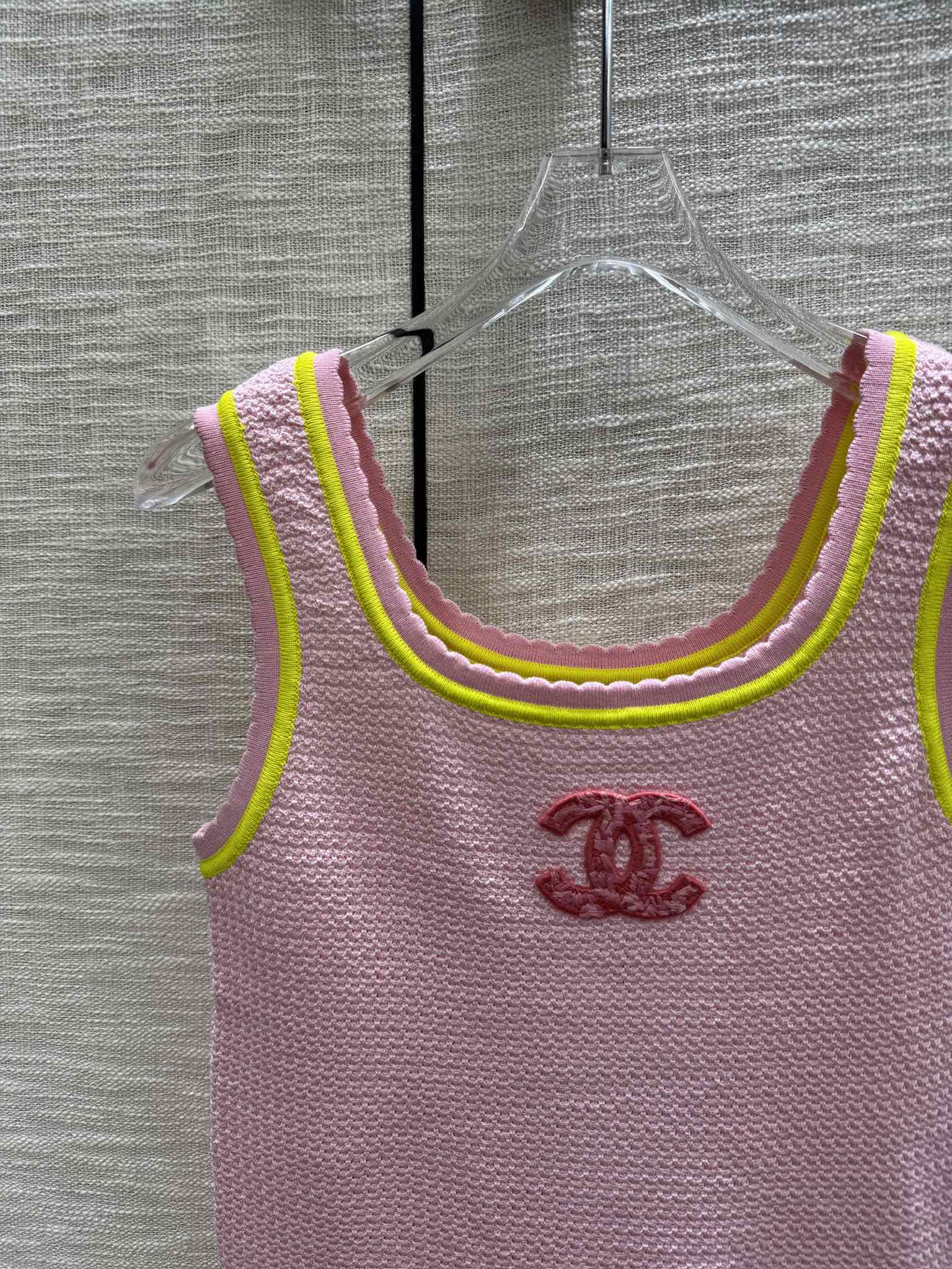 Chanel 2403 - Вязаный жилет с двойным С-образным вырезом, цветные блоки - розовый