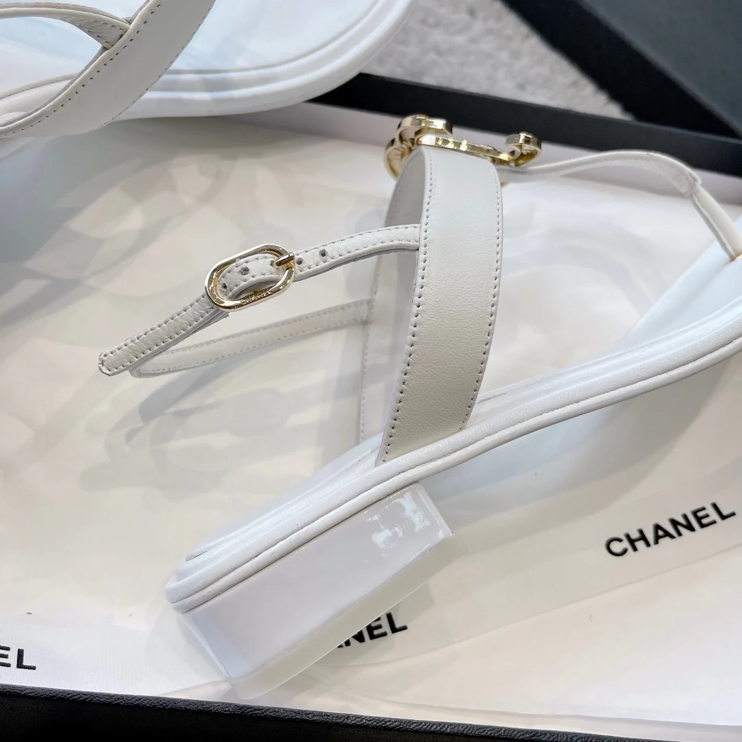 Новинка сезона весна/лето 2023 от Chanel - сандалии из овечьей кожи с драгоценными камнями - белые.