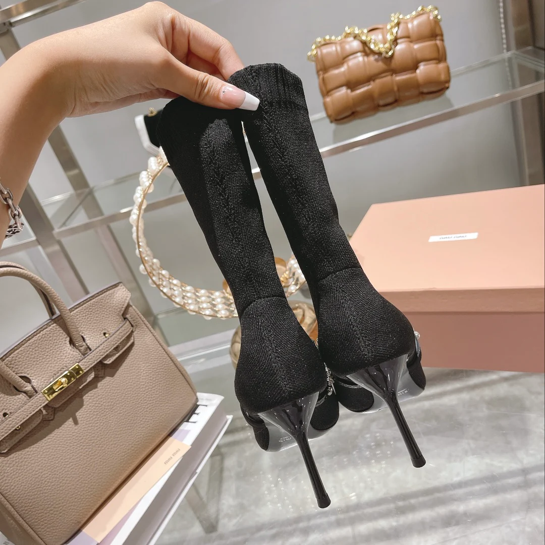 Новинка осенне-зимней коллекции Miu Miu 2022 — Ботильоны-носки на шпильке — Черные