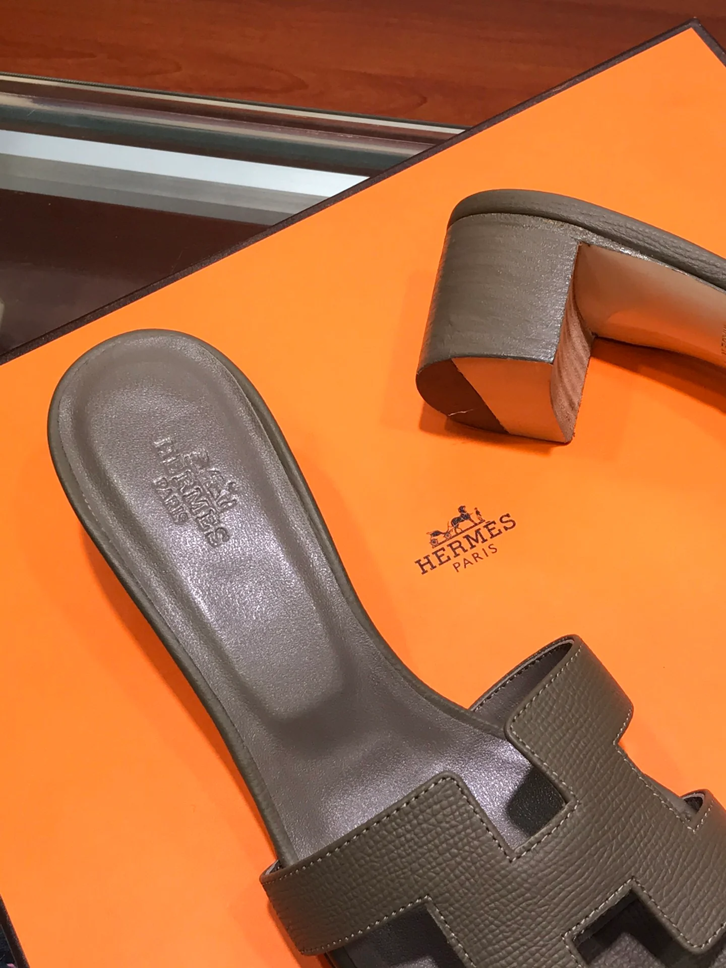 Тапочки Hermes-h на среднем каблуке