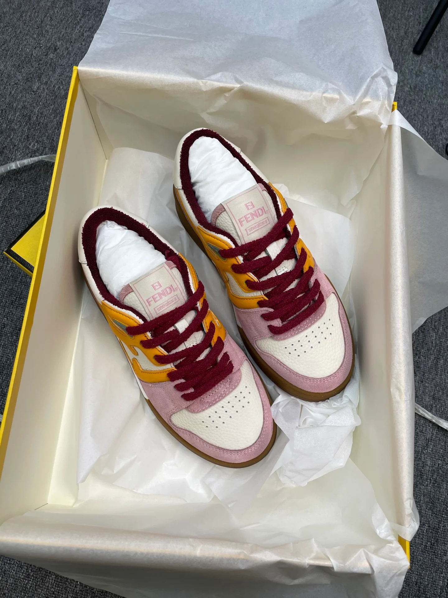 Розовые кроссовки Fendi - повседневная обувь