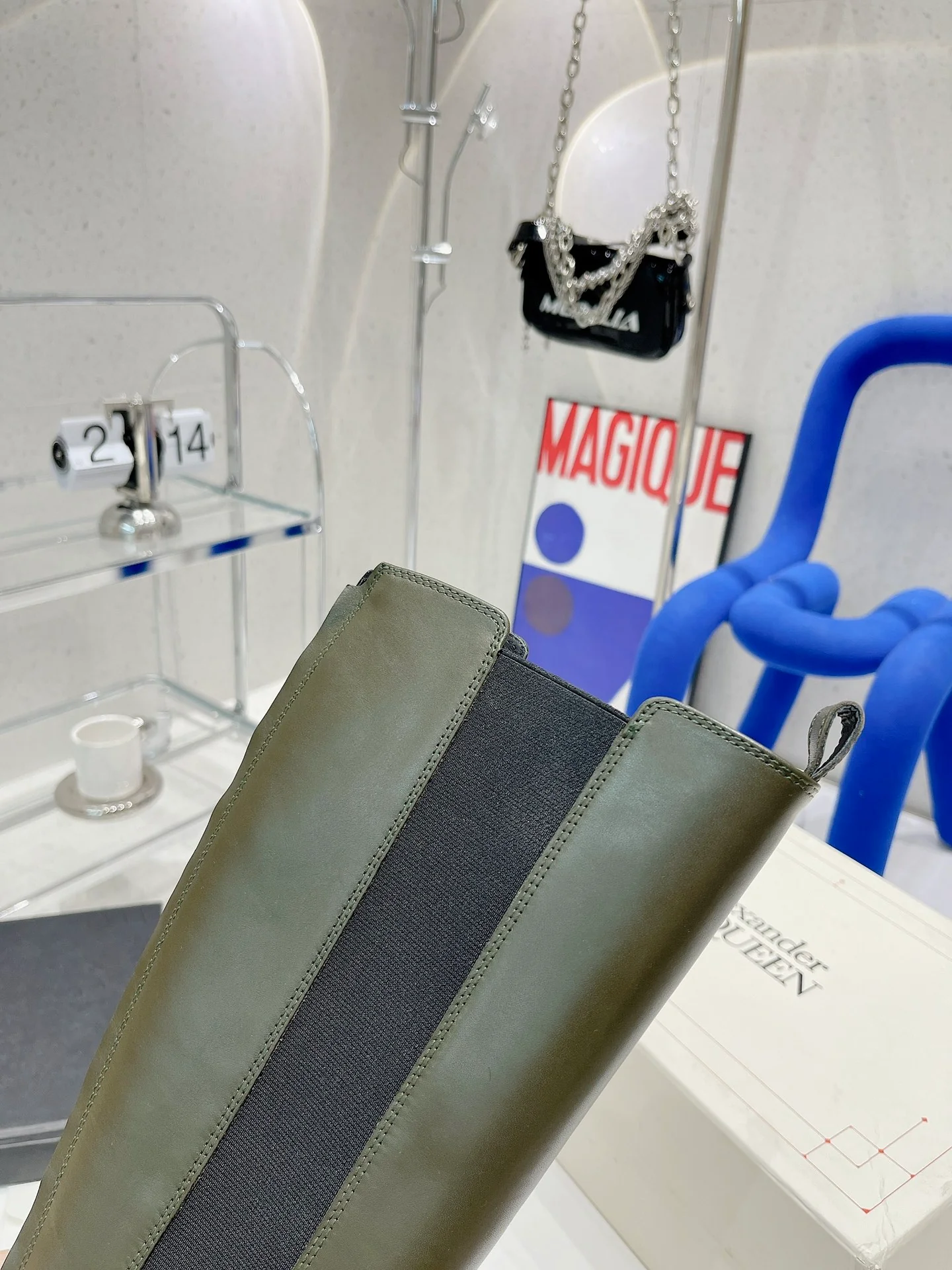 Коллекция McQueen 2022 года с подиума - высокие сапоги