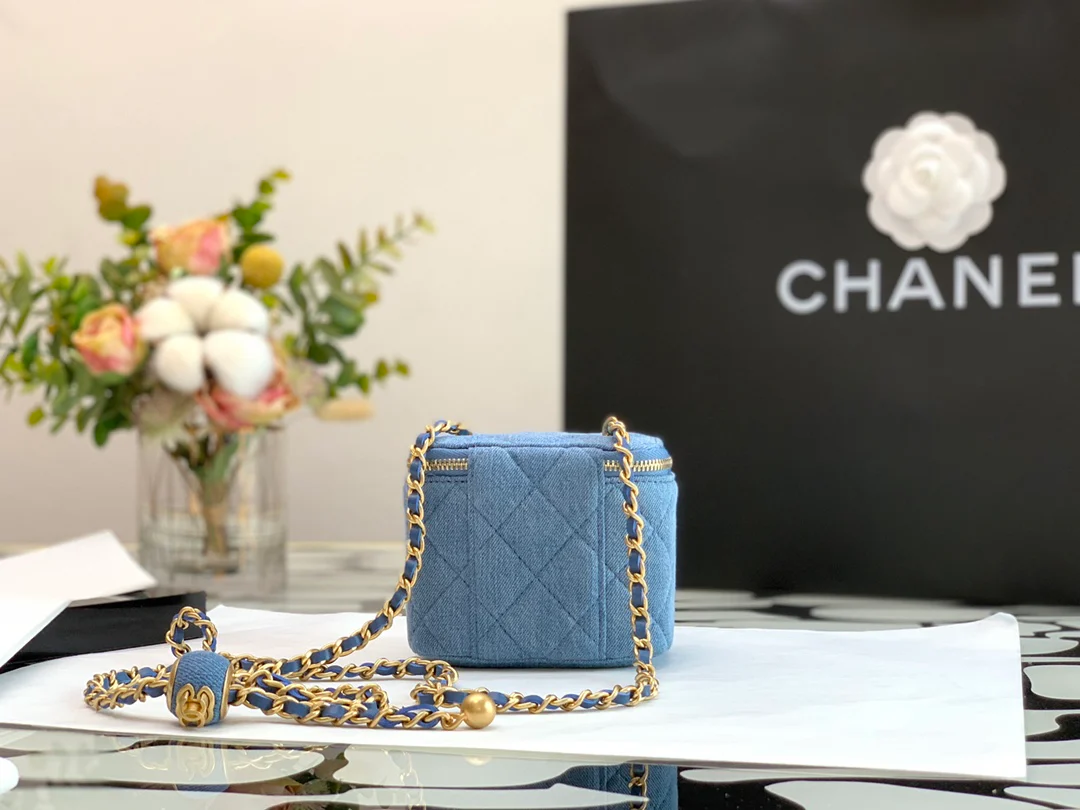 Маленькая квадратная коробочка Chanel Denim Gold Ball, светло-голубая.