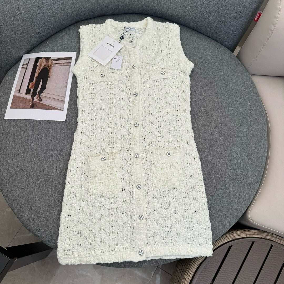 Платье-жилет Chanel 2403, новое, с ажурной вышивкой и пуговицами, вязаное крючком, белое.