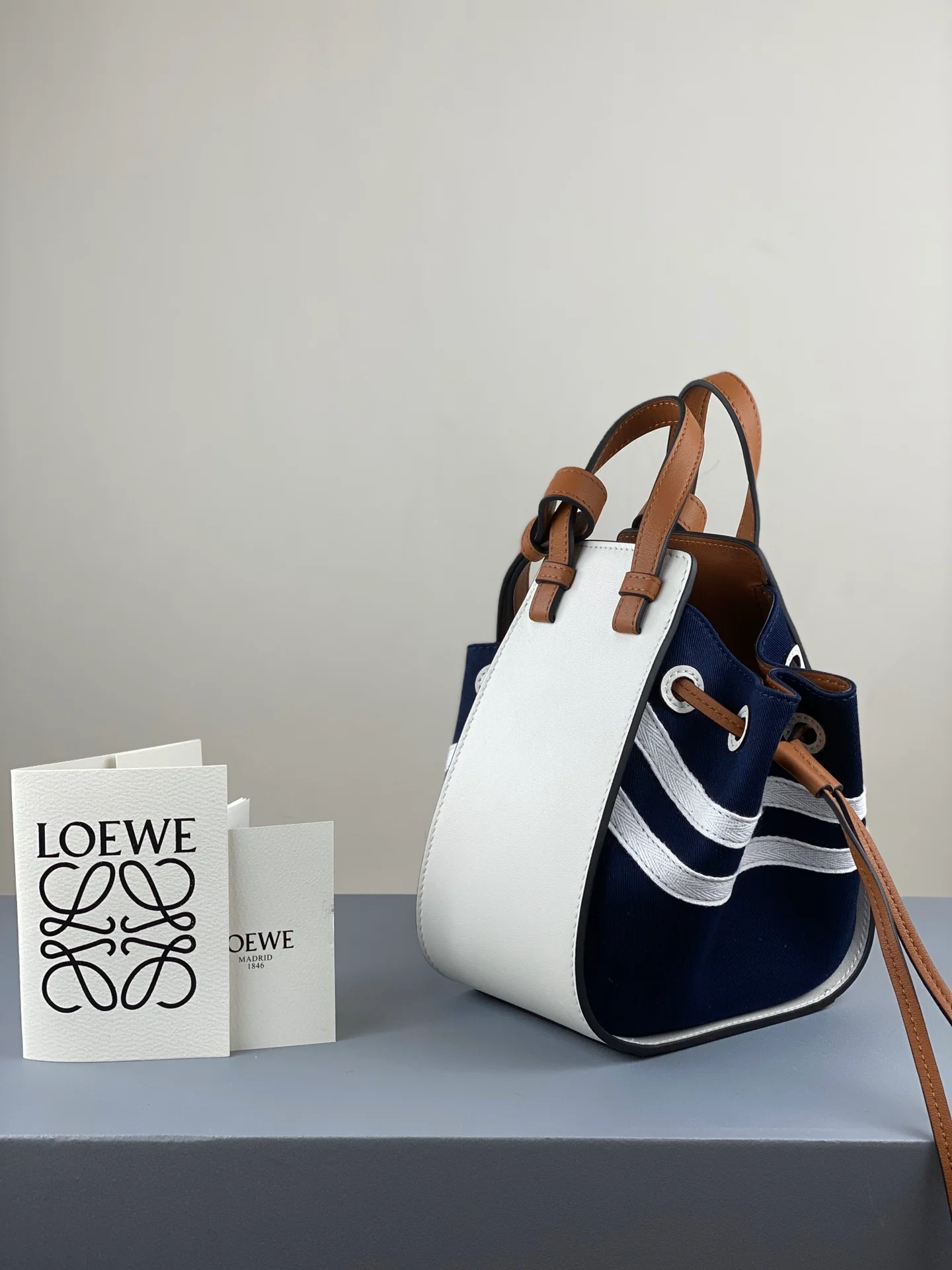 Сумка-гамак Loewe Mini из телячьей кожи