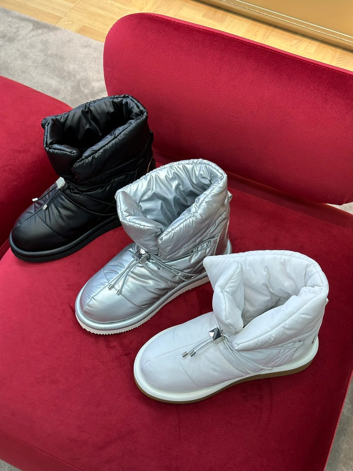 Новинка сезона осень/зима 2022 от Valentino - водонепроницаемые пуховые сапоги.