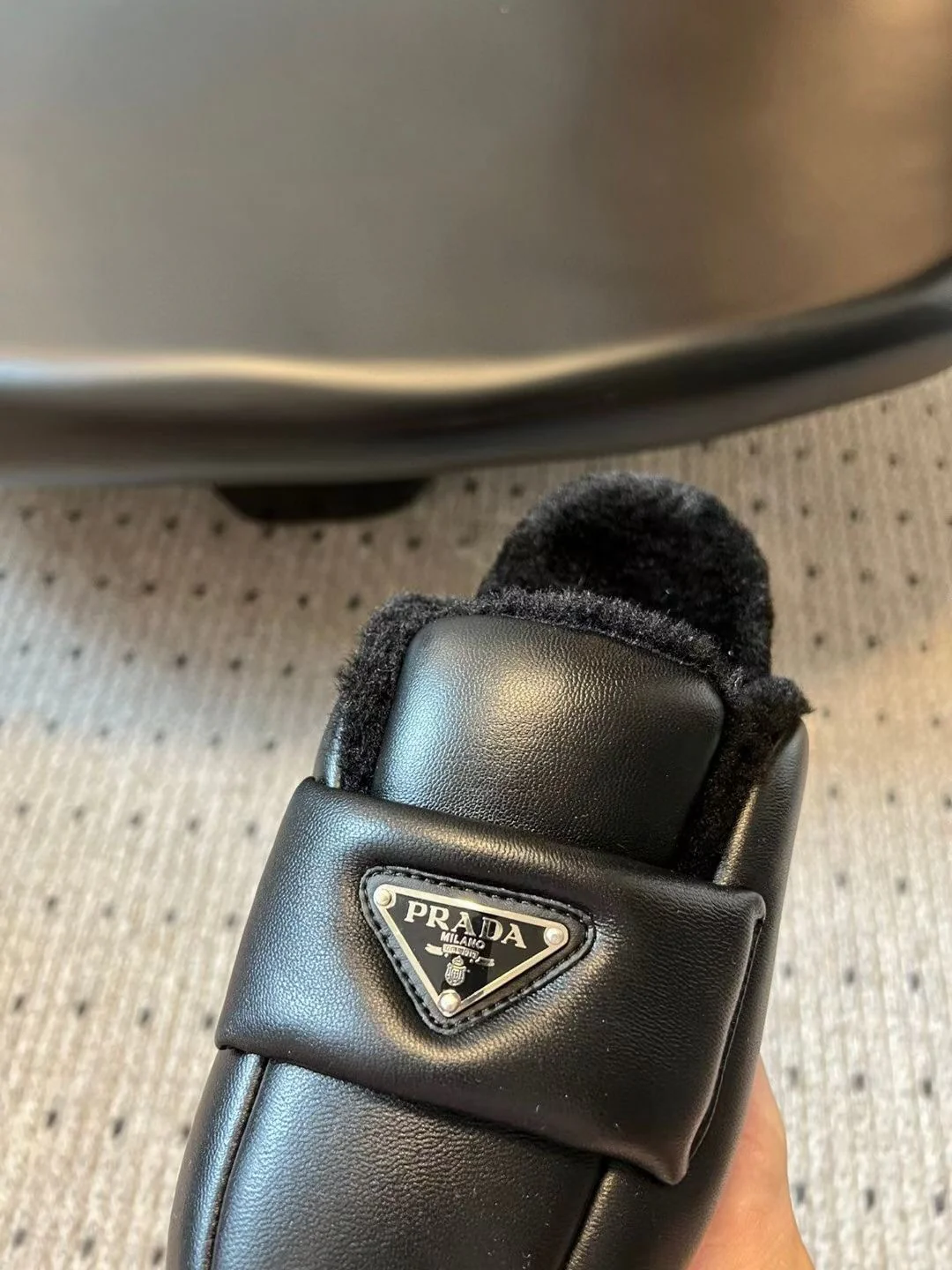 Новинка сезона осень/зима 2023 от Prada - Тапочки с объемным носком из овчины и меха - Черные