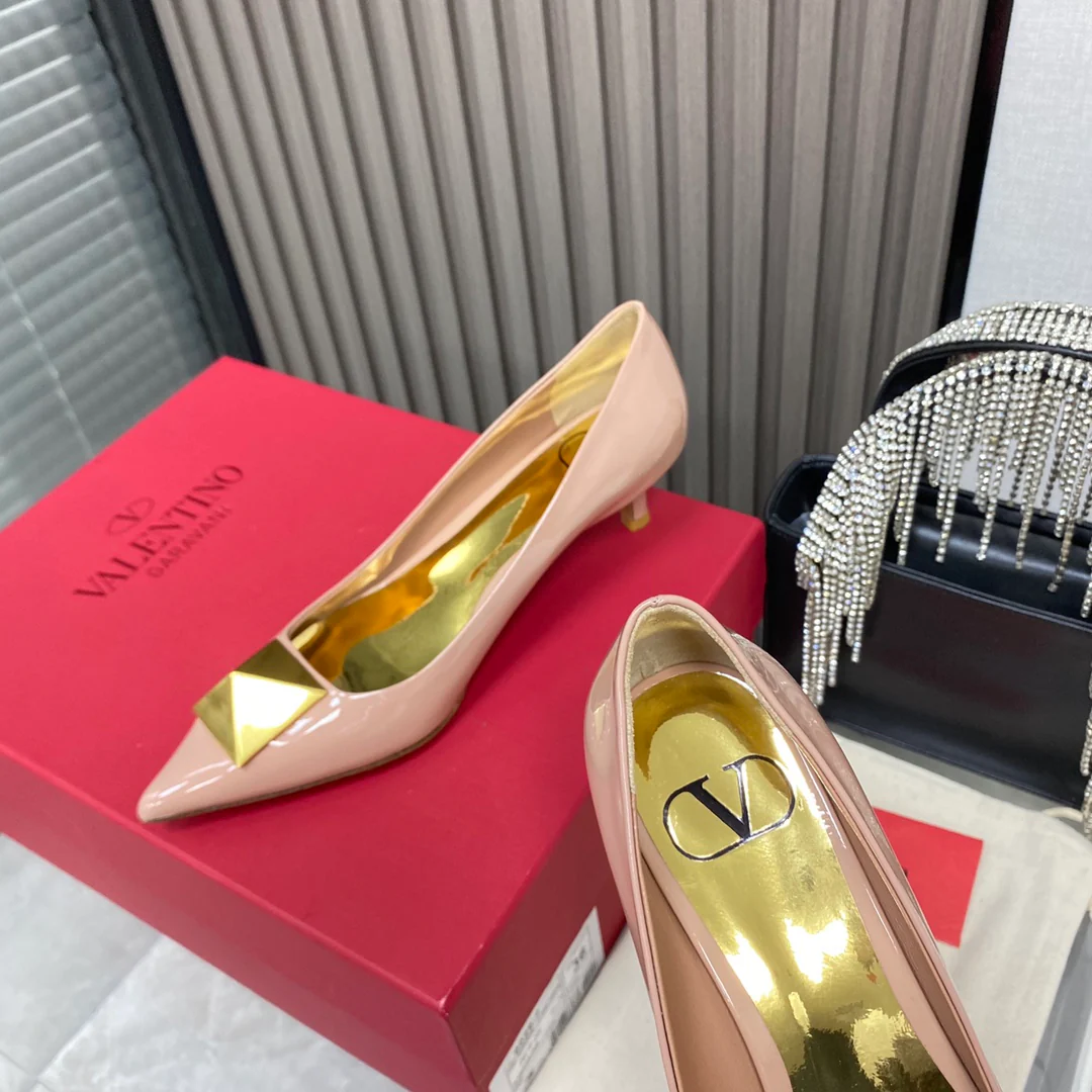 Новинка сезона осень/зима 2022 от Valentino - Туфли на низком каблуке с заклепками - Розовые