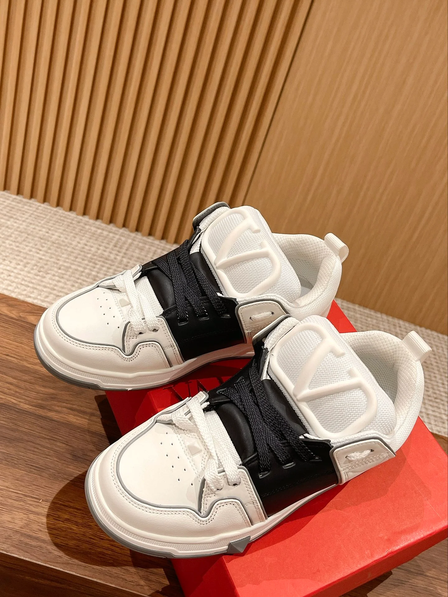 Скейтбордные кроссовки Valentino/обувь Puff - белые и черные