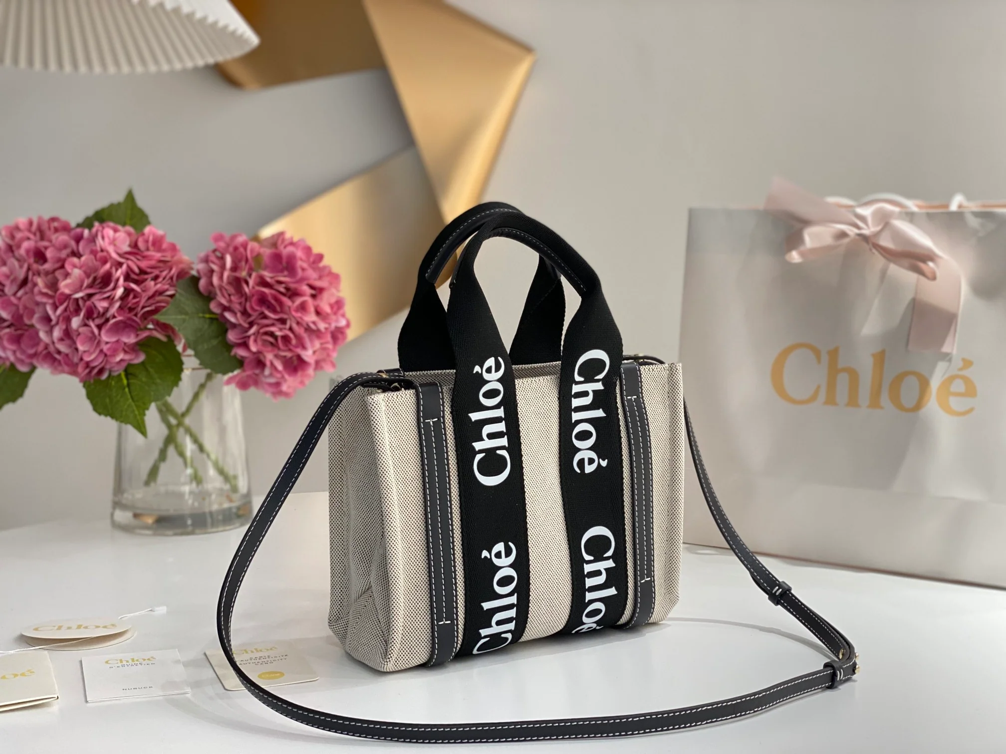 Сумка-тоут Chloe Woody — с черным ремешком и темно-синей отделкой — маленькая