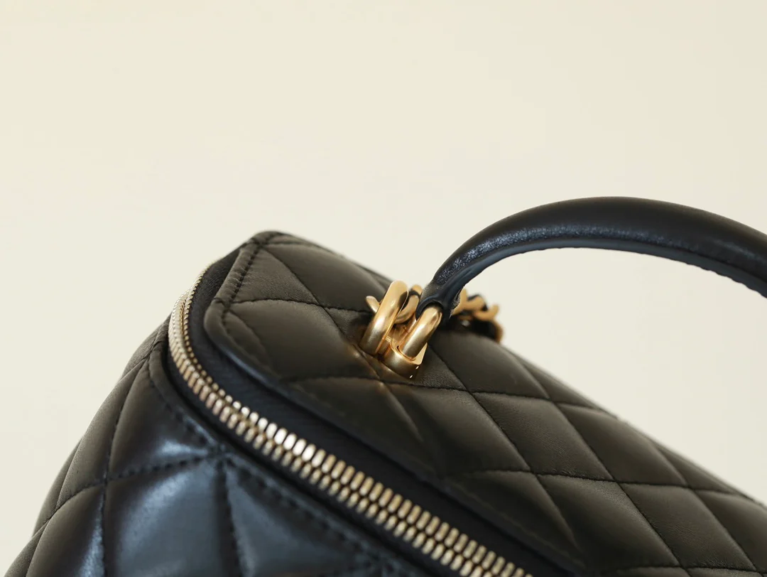 Коллекция Chanel Métiers d'Art - Сумочка для помады - Квадратная коробочка - Черная