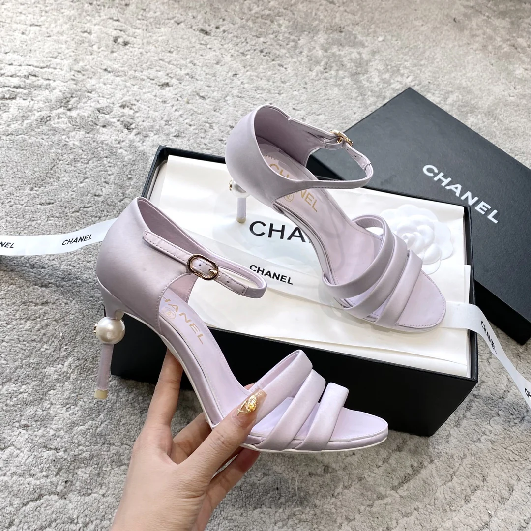 Новинка сезона весна/лето 2023 от Chanel - Босоножки на высоком каблуке с жемчужной отделкой - высота 8-5 см - Светло-фиолетовые