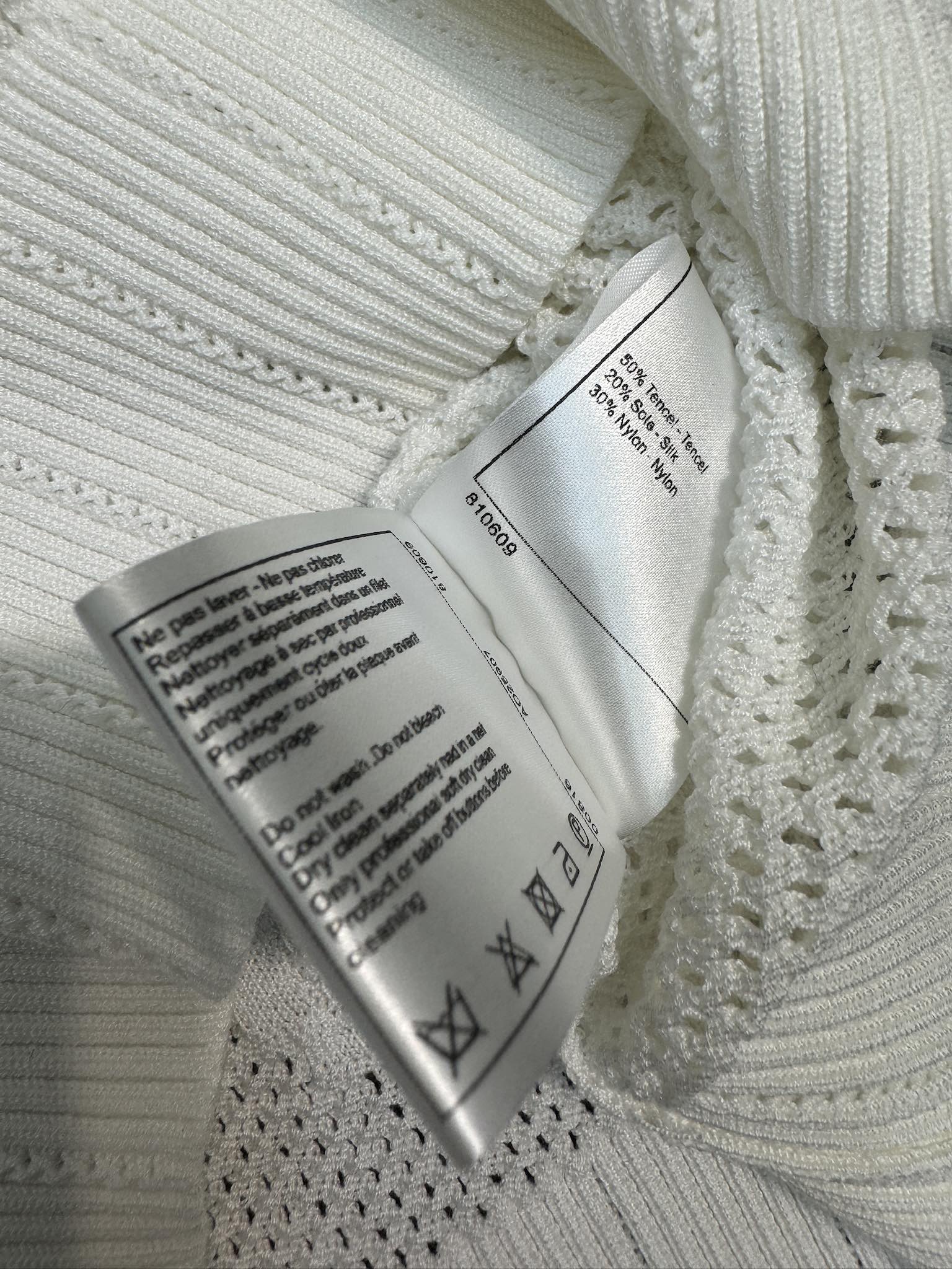 Вязаный жилет Chanel 2403 ?Камелия? с ажурной отделкой — белый.