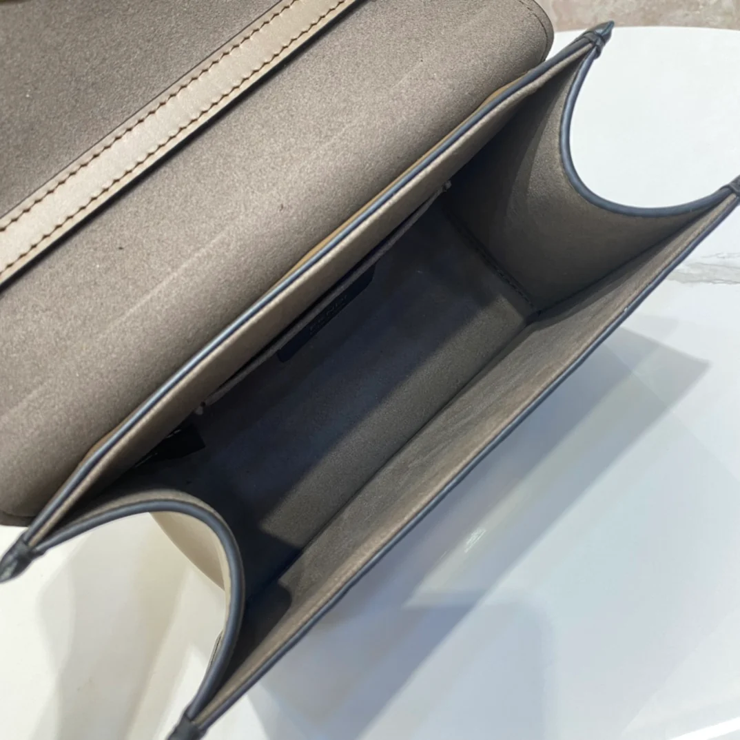 Fendi-F серия - Кожаная сумка на цепочке - Маленькая - Коричневая