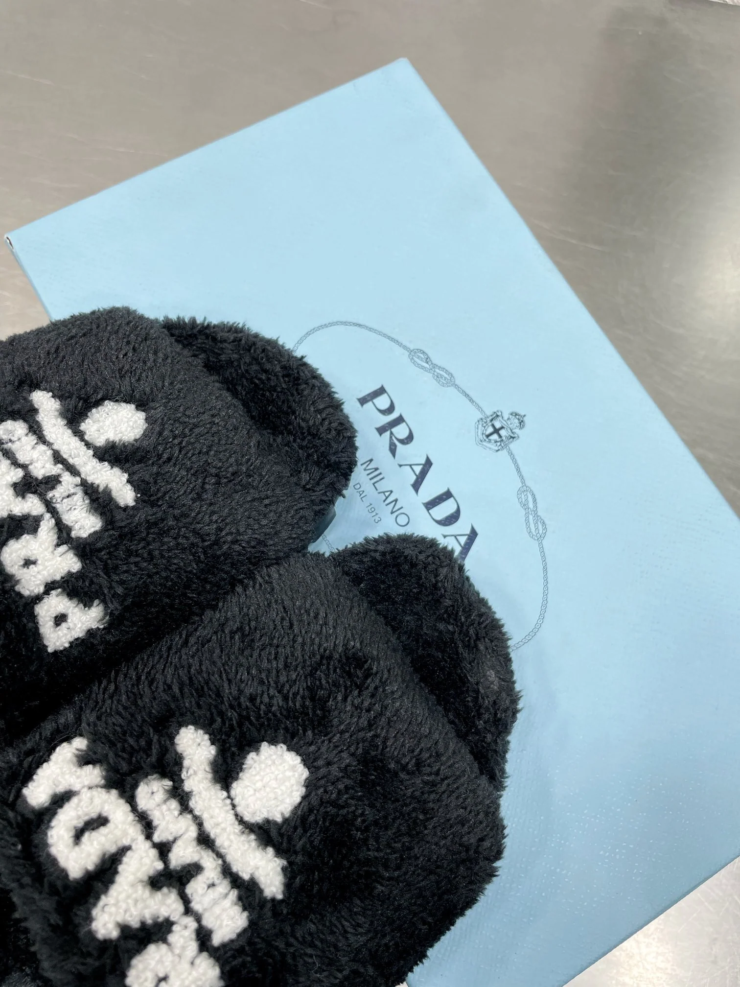 Новинки Prada осень/зима 2022 — Меховые тапочки — Стиль знаменитостей — 2