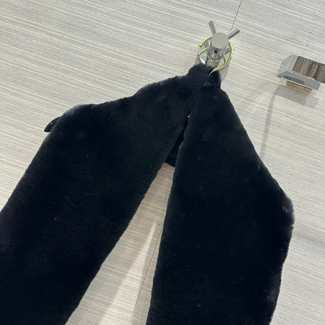 Новый шарф Chanel Double C из коллекции осень/зима 2023 — черный.