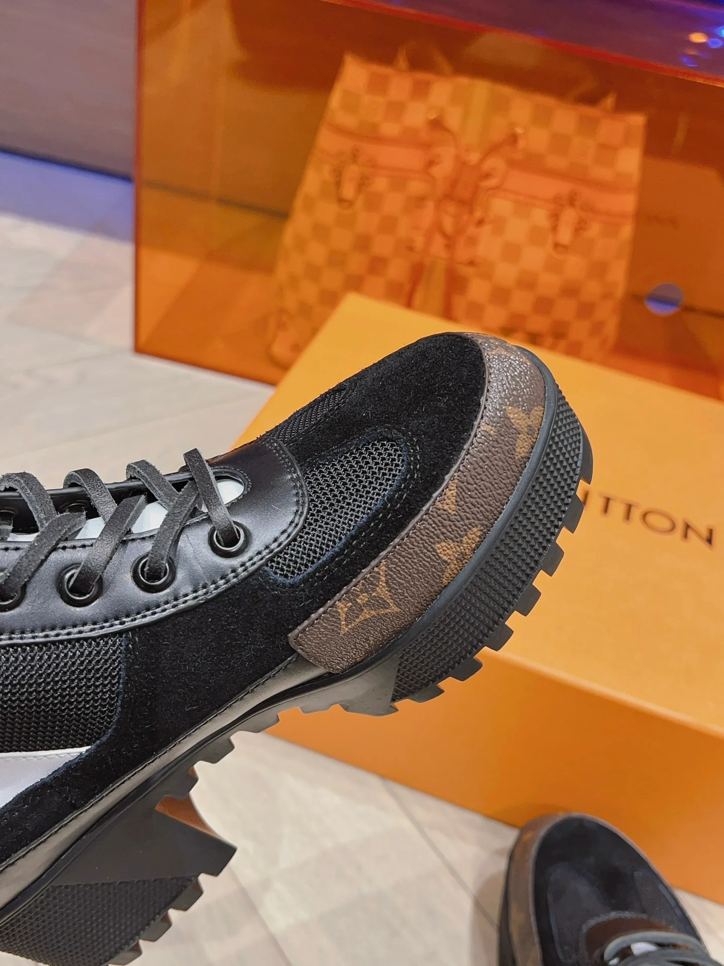 Классические ботинки Dr. Martens на высоком каблуке от LV — бело-голубая монограмма.