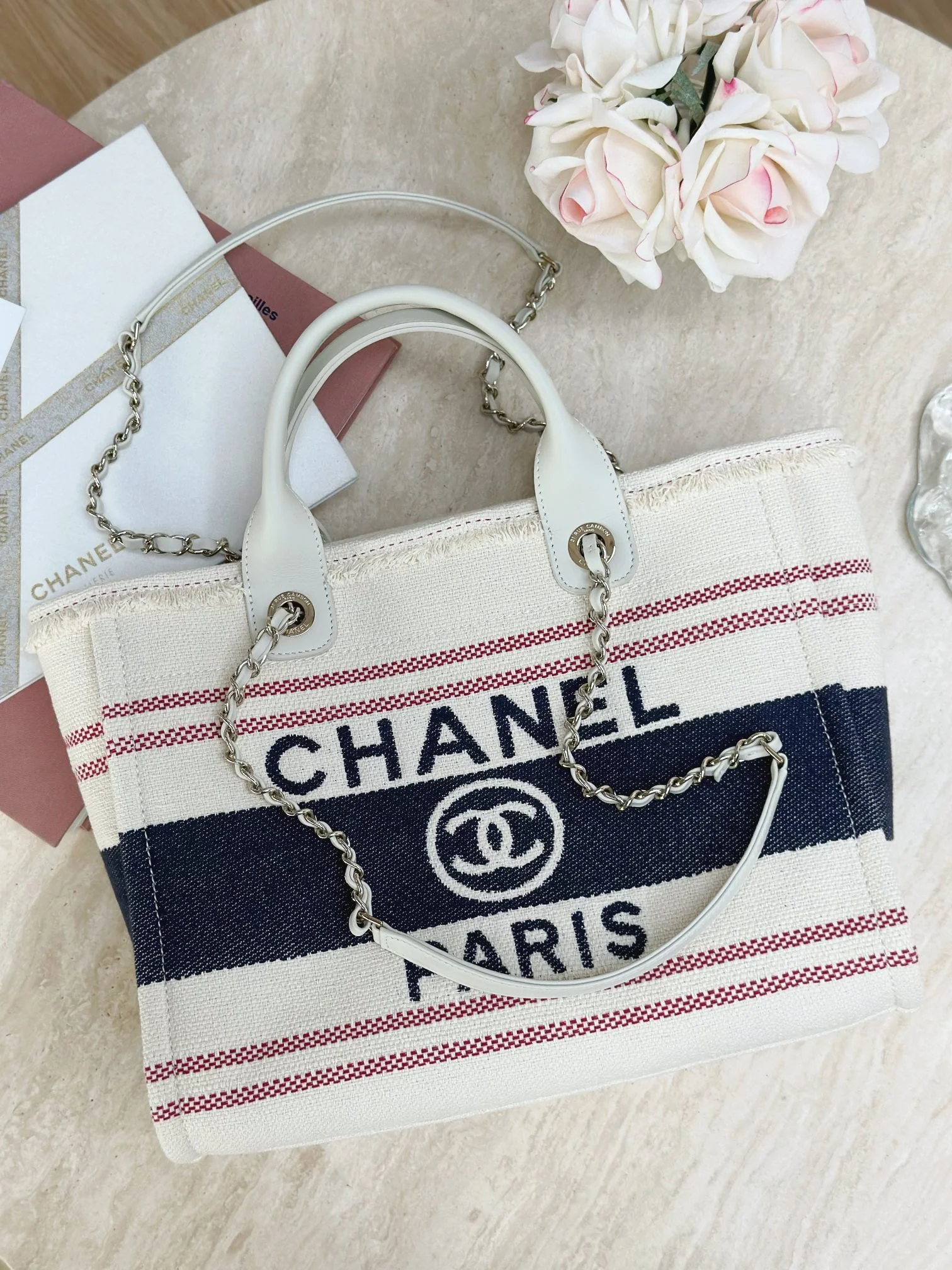 Пляжная сумка Chanel 25c, косметичка, красно-синяя.