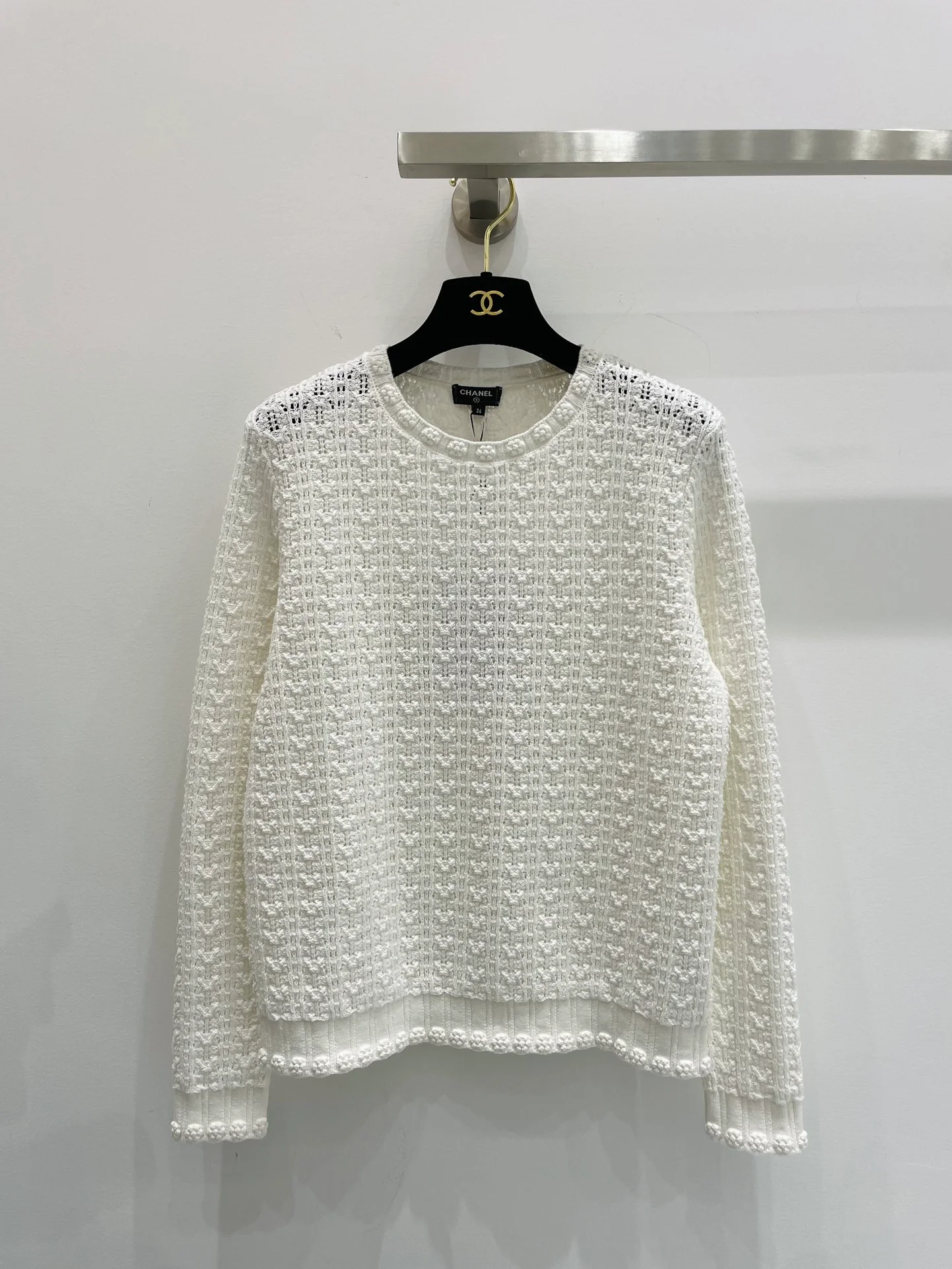 Свитер Chanel 2403 с объемным изображением цветка камелии и круглым вырезом - белый