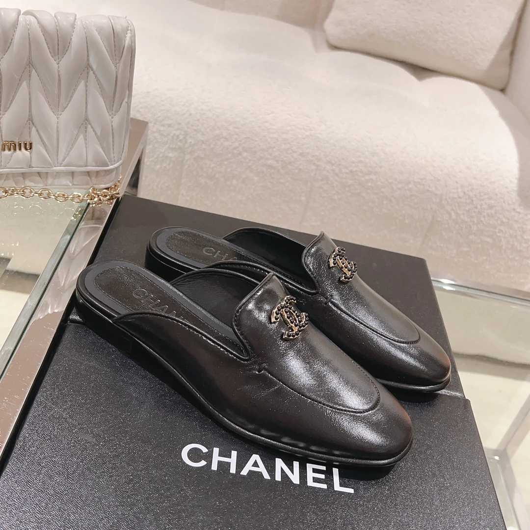 Лоферы/слипоны Chanel - черные