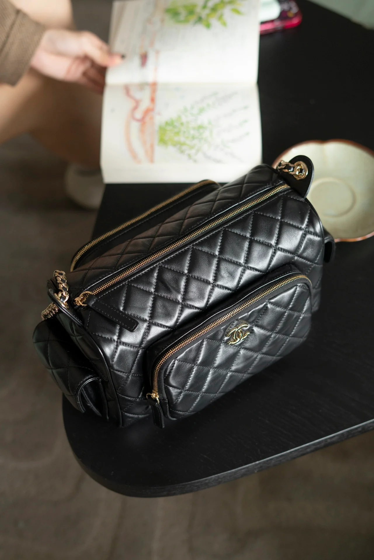 Большая многофункциональная сумка для фотоаппарата Chanel из 24-каратного золота — черная.