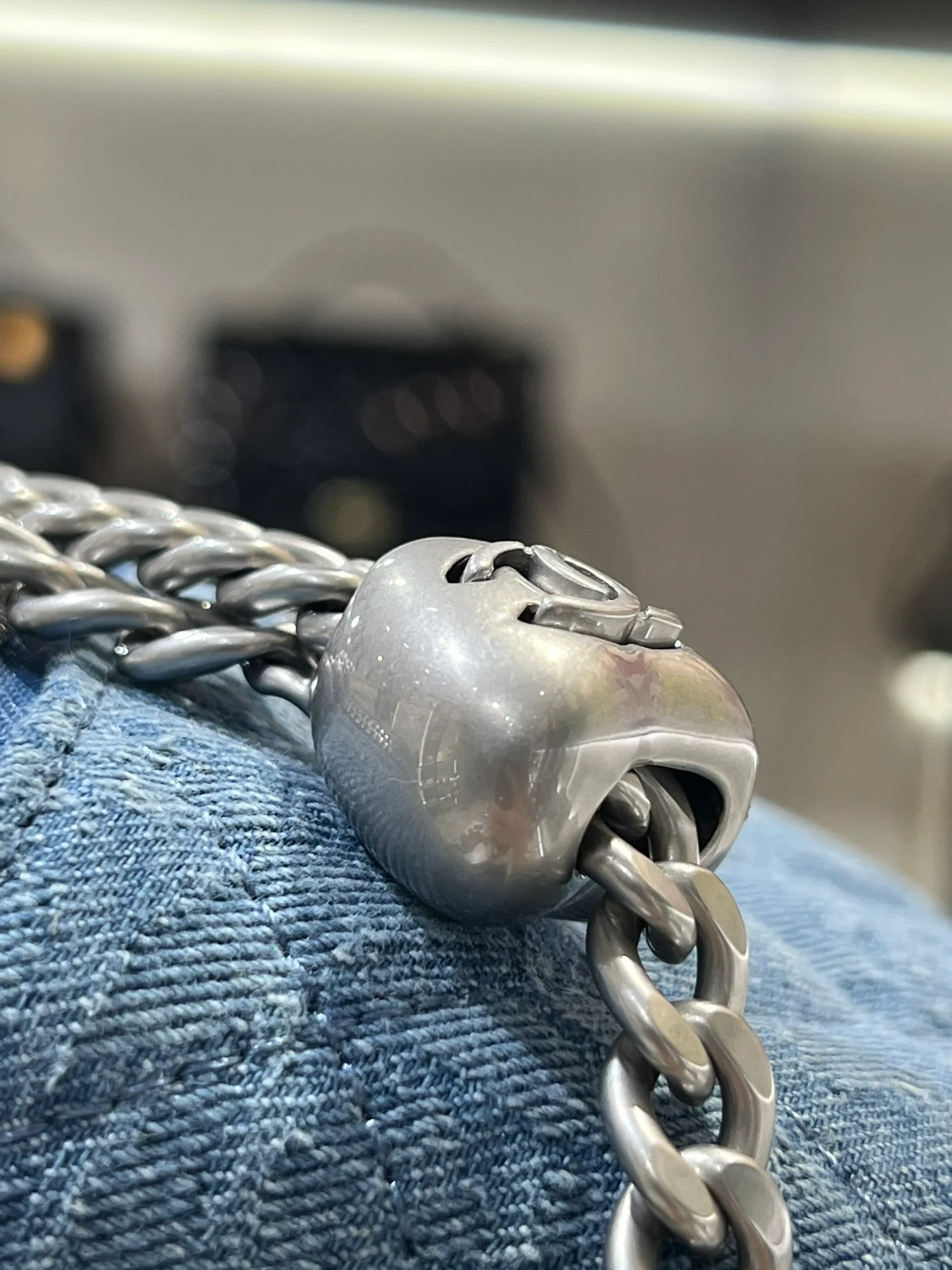 Пуговица в форме сердца из джинсовой ткани Chanel 2023 года — маленькая квадратная коробочка — светло-голубая серебристая пряжка