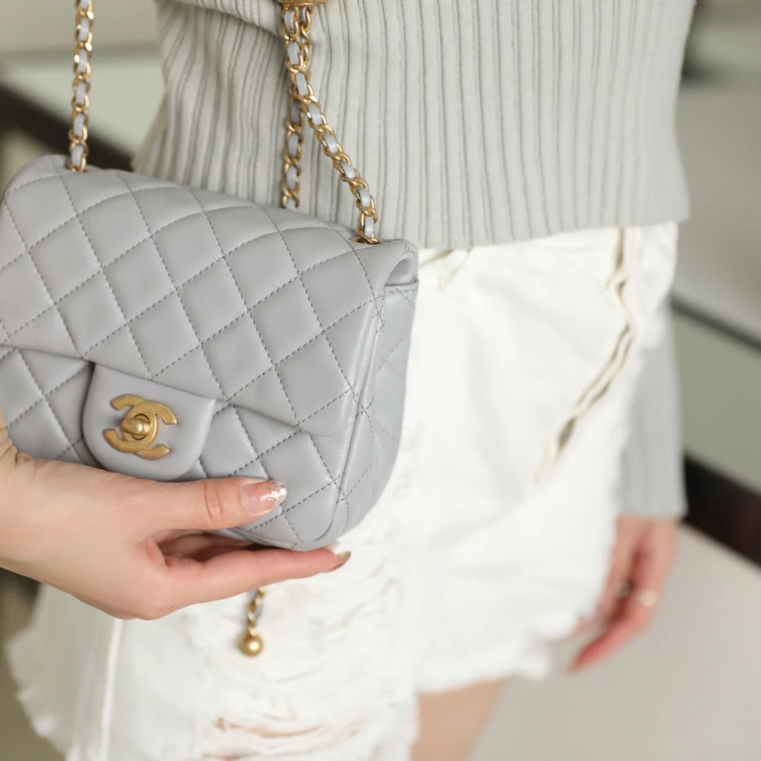 Сумка Chanel Gold Globe Square Fat Flap Bag - серая.