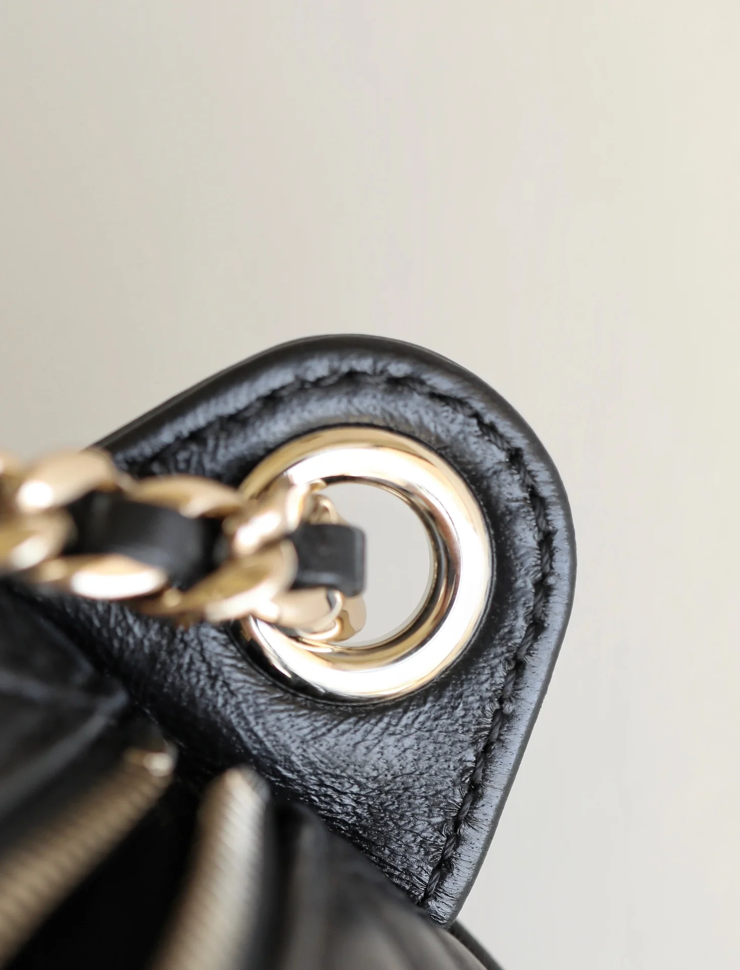 Сумка для фотоаппарата Chanel с двумя карманами из 24-каратного золота, маленькая, черная.