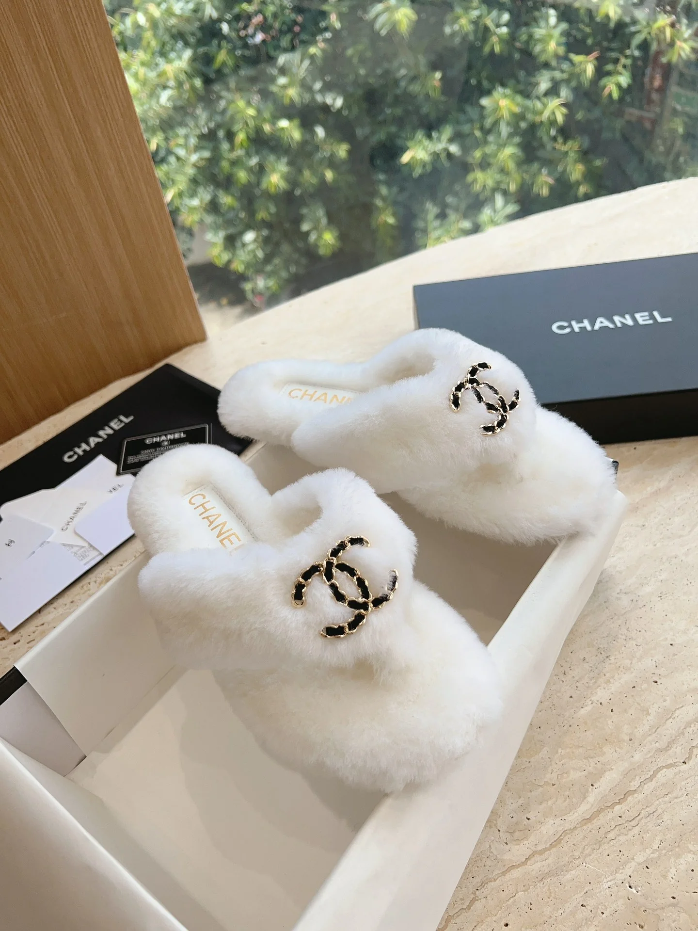 Новинка 2023 года от Chanel - Меховые шлепанцы - Белые