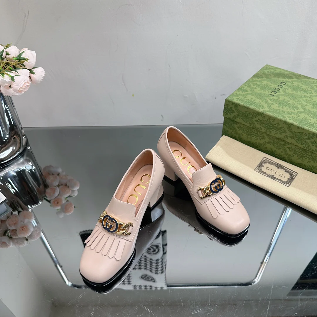 Новинка сезона осень/зима 2023 от Gucci - Лоферы на высоком каблуке из кожи - Розовые