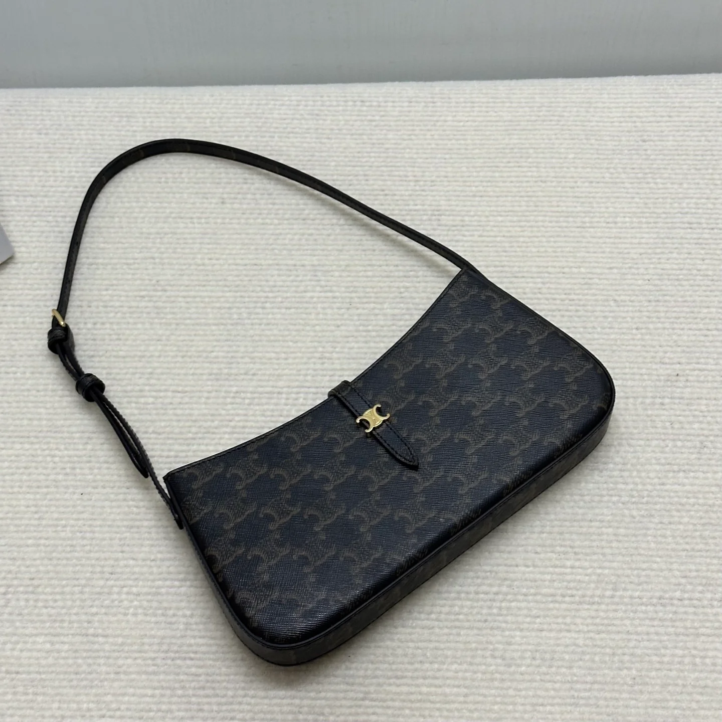 Сумка через плечо Celine Tina с логотипом - коричневая с монограммой.