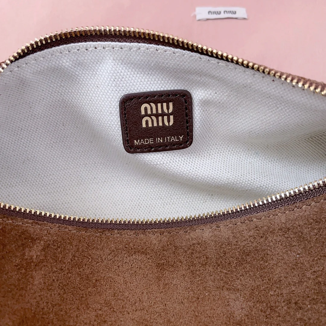 Сумка Miu Miu 5ne851, маленькая цилиндрическая, замшевая, темно-коричневая.