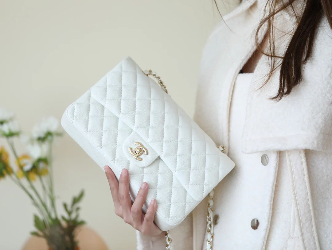 Сумка Chanel CF — белая — 26 см — фотография человека, который её носит.