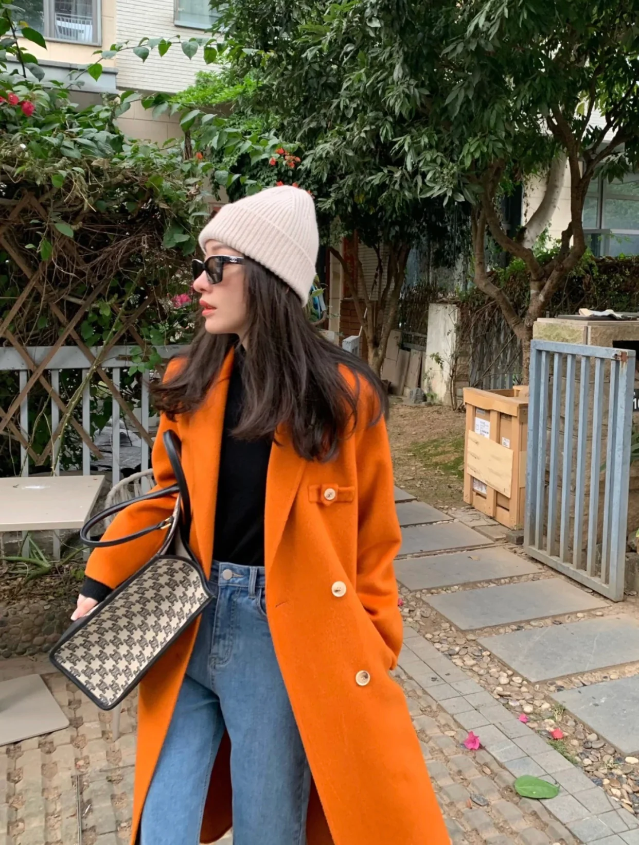 Большая сумка-тоут Celine Triomphe с черно-белой вышивкой