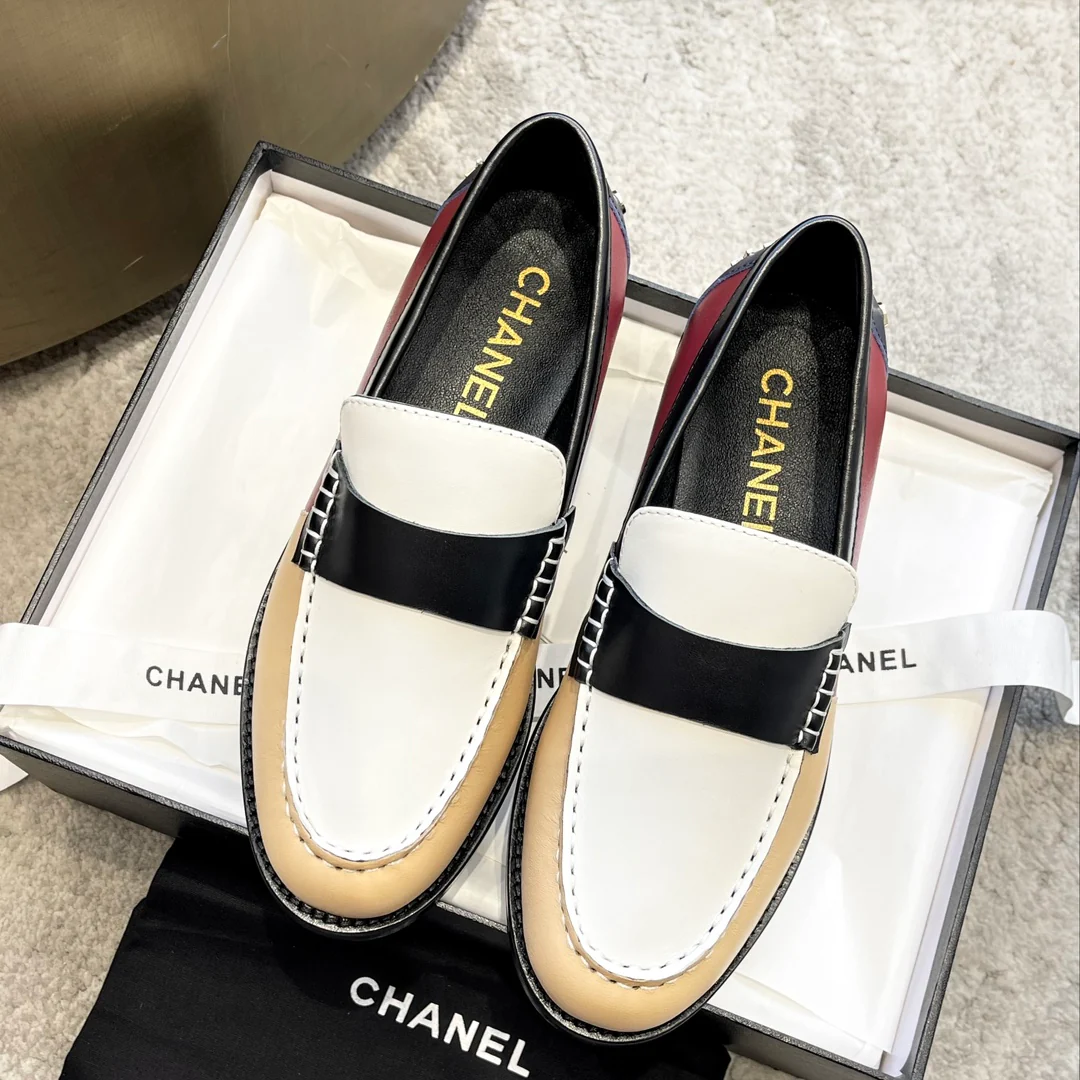 Новинка сезона весна/лето 2023 от Chanel - лоферы из коллекции Goddess - с цветовыми блоками.