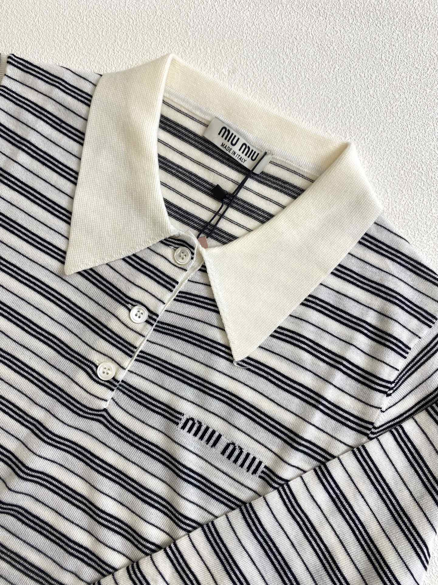 Miu Miu-2404 - Новинка ранней весны. Вязаный свитер с длинными рукавами и воротником - Белый.