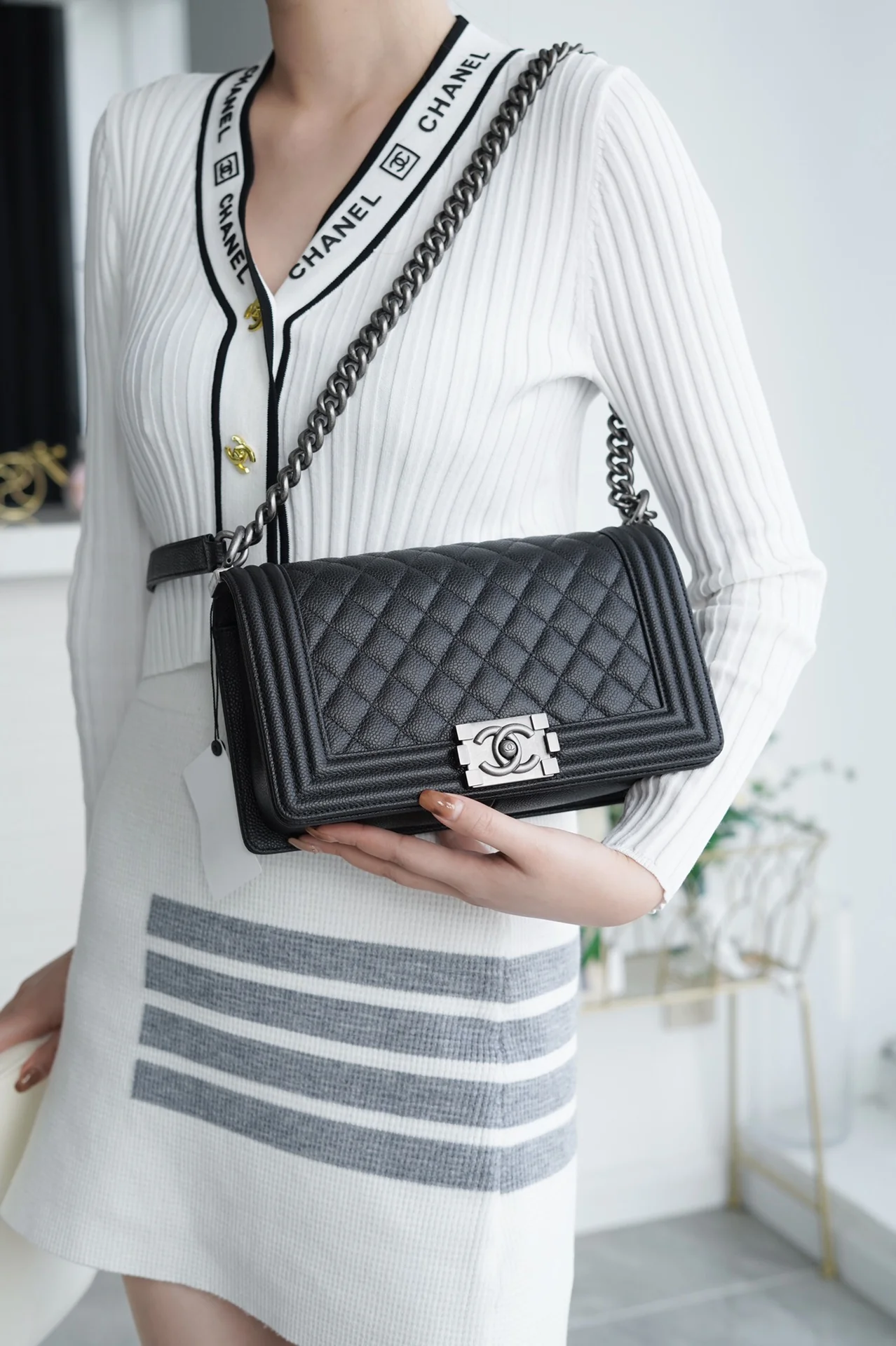 Коллекция Chanel Le Boy - Черная кожа личи, винтажная серебряная пряжка - 25 см