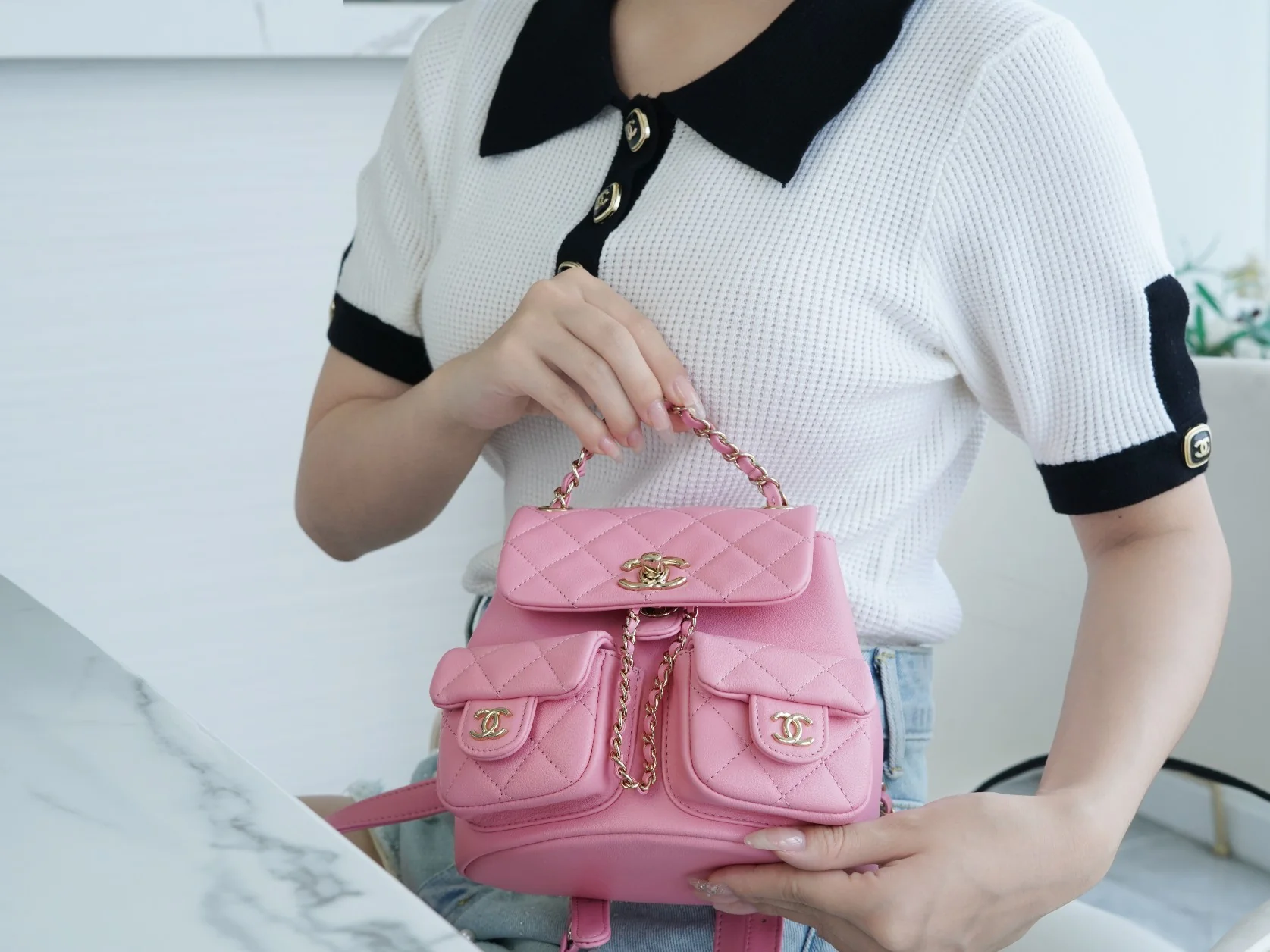 Коллекция Chanel Весна/Лето 2023 - Duma - Однотонный рюкзак из телячьей кожи - Розовый - Мини