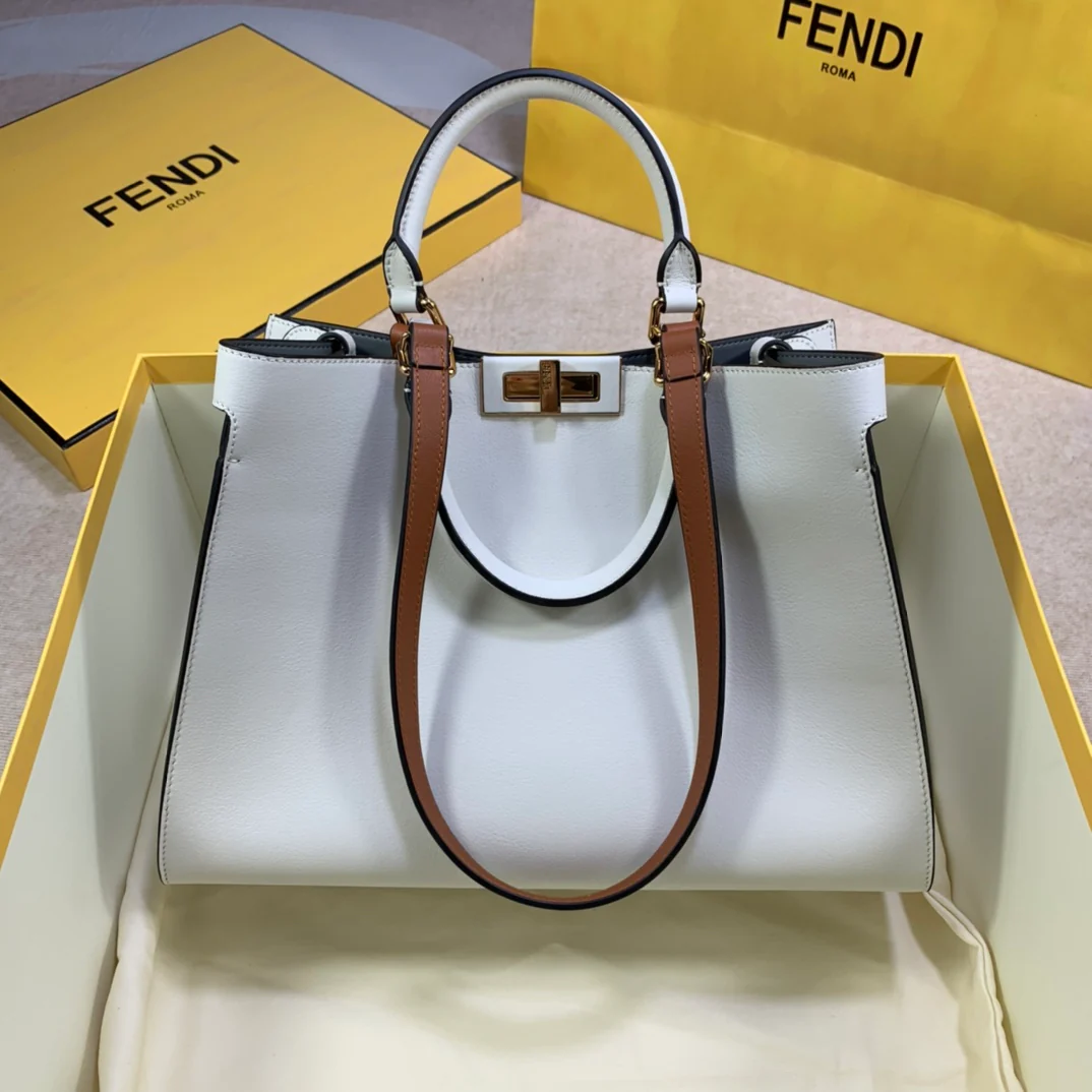 Маленькая белая кожаная сумка Fendi Peekaboo XLite