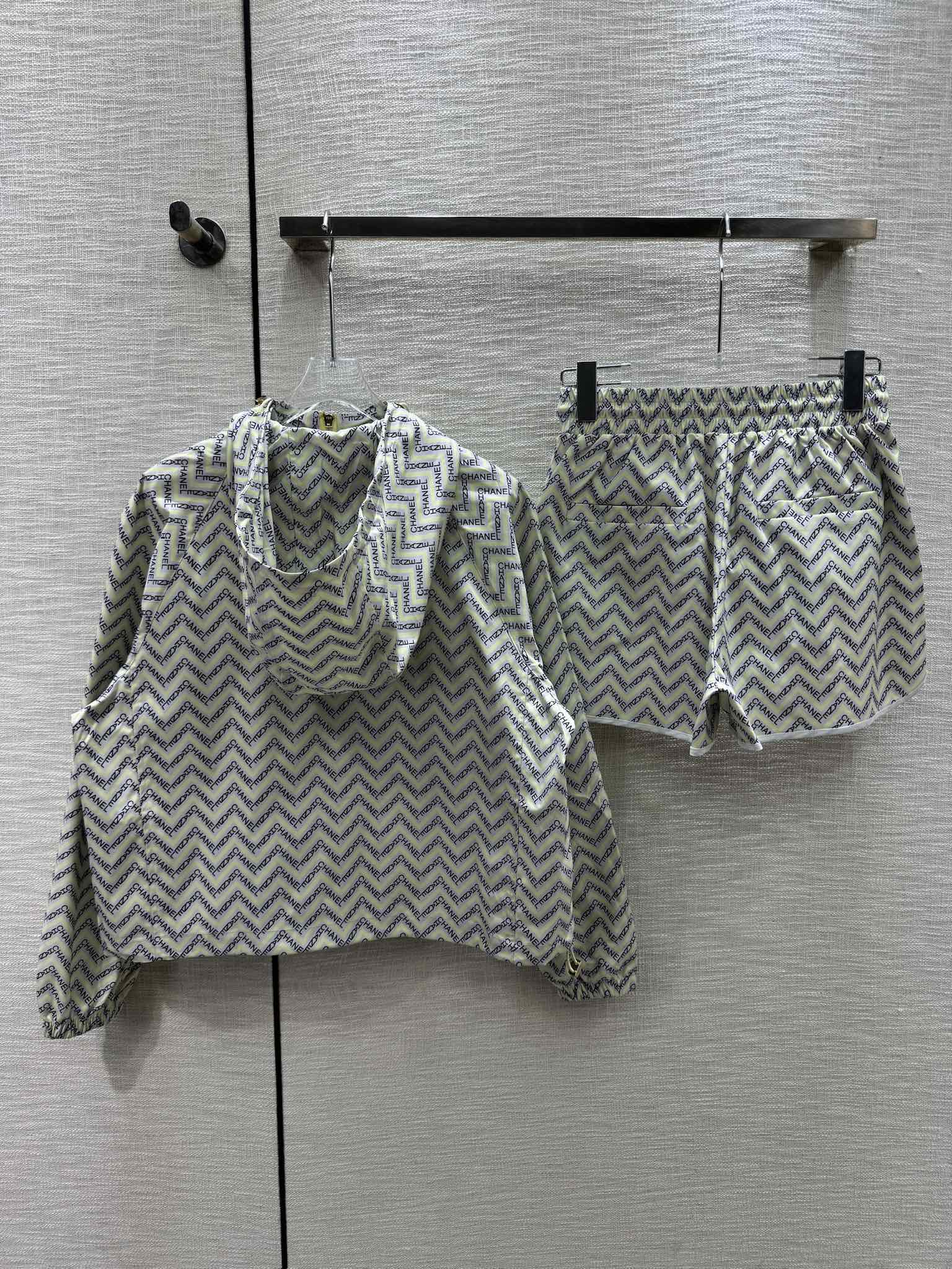 Костюм Chanel 2404 с буквенным принтом - зеленый