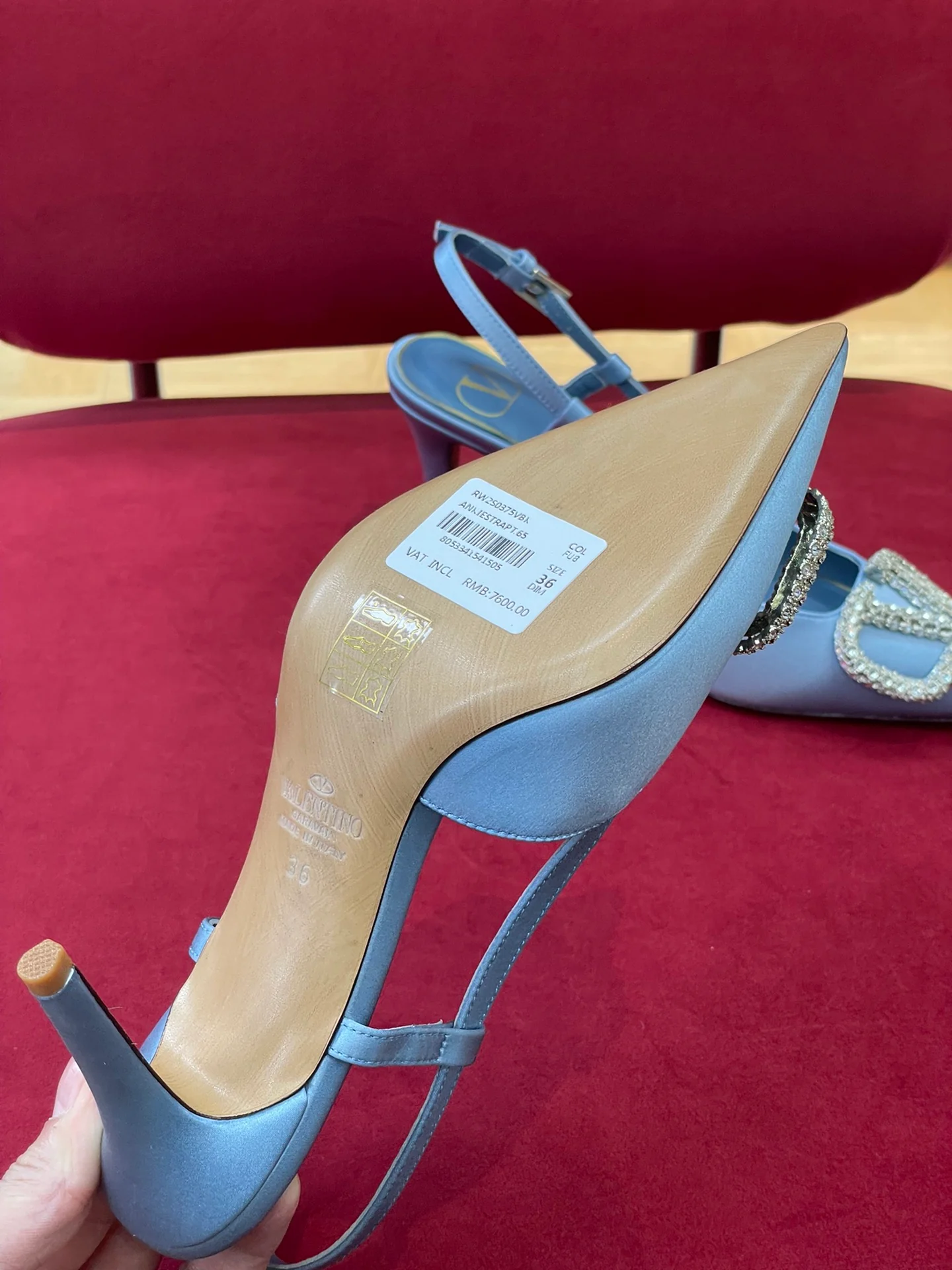 Новинка сезона осень/зима 2022 от Valentino - атласные туфли на каблуке с разрезом и стразами - синие.